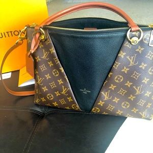 Louis Vuitton Monogram combined with grained leather in the V Tote MM handbag.